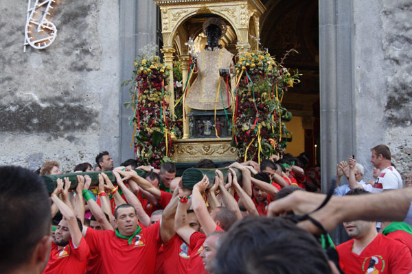 Helgenprocessionen starter