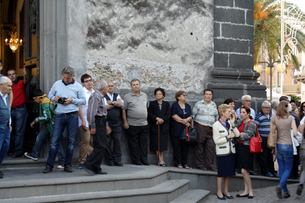 Ventende uden for kirken i Calatabiano