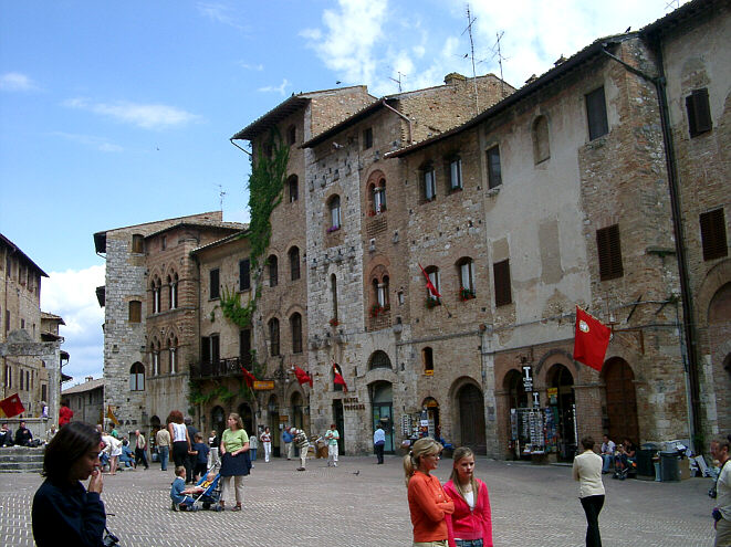 Piazza della Cisterna in San Gimignano