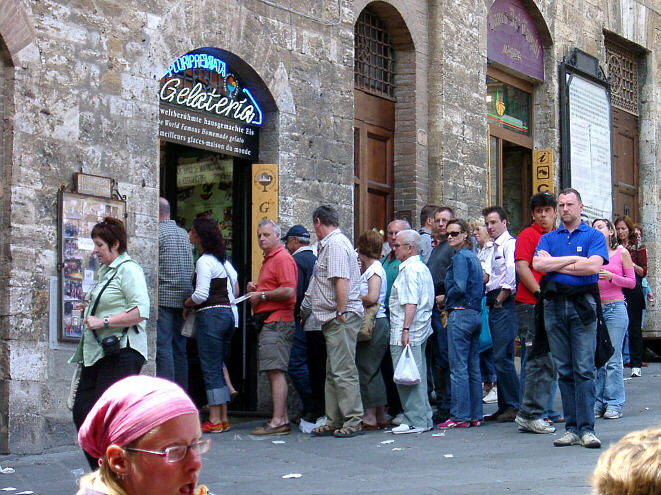 Piazza della Cisterna in San Gimignano