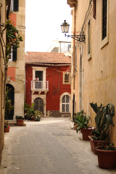 Stille gade med k&oslash;nne huse i Siracusa