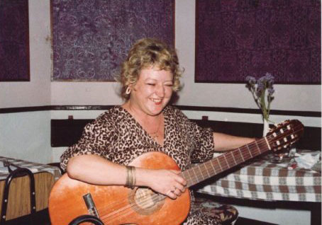 Tina underholder med guitaren