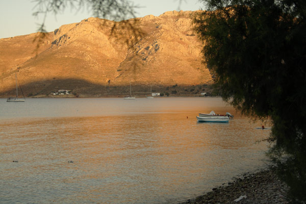 Morgensol over Livadia bugt p&aring; Tilos